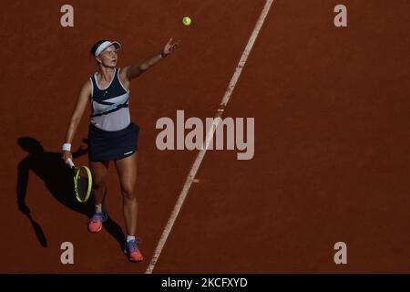 Barbora Krejcikova della Repubblica Ceca gioca contro Maria Sakkari in Grecia durante la partita di tennis semifinale femminile il giorno 12 del torneo di tennis francese Roland Garros 2021 Open a Parigi, in Francia, il 10 giugno 2021. (Foto di Mehdi Taamallah/NurPhoto) Foto Stock