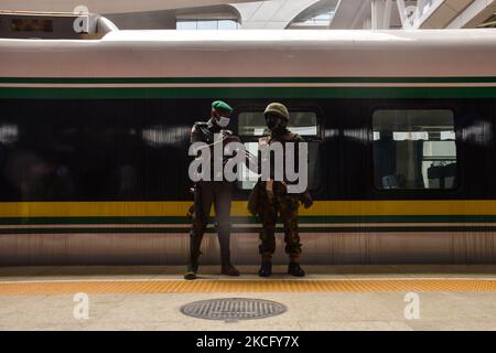 Gli uomini degli ufficiali di polizia nigeriani sorvegliano la stazione ferroviaria di Mobolaji Johnson, di recente commissionata a Ebutemeta, Lagos, Nigeria, il 10 giugno 2021. Il presidente Muhammadu Buhari ha visitato giovedì Lagos per l'inaugurazione del progetto ferroviario standard di 157 km Lagos-Ibadan presso la stazione ferroviaria di Mobolaji Johnson a Ebute Metta. La costruzione, iniziata nel marzo 2017, e la prova è iniziata nel dicembre 2020. La stazione di Ebute Metta, conosciuta come la stazione di Mobolaji Johnson, è la più grande stazione ferroviaria dell'Africa occidentale con una capacità di 6000 passeggeri, Una dichiarazione del pr Foto Stock