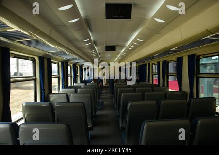 Le vedute interne del nuovo treno in pullman di prima classe con aria condizionata sono viste durante la stazione ferroviaria di Mobolaji Johnson, recentemente commissionata a Ebutemeta, Lagos, Nigeria, il 10 giugno 2021. Il presidente Muhammadu Buhari ha visitato giovedì Lagos per l'inaugurazione del progetto ferroviario standard di 157 km Lagos-Ibadan presso la stazione ferroviaria di Mobolaji Johnson a Ebute Metta. La costruzione, iniziata nel marzo 2017, e la prova è iniziata nel dicembre 2020. La stazione di Ebute Metta, nota come stazione di Mobolaji Johnson, è la più grande stazione ferroviaria dell'Africa occidentale con una capacità di carico Foto Stock