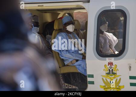 Un uomo della polizia nigeriana è in piedi guardia, sorvegliando un elicottero che trasporta il presidente Buhari e il governatore di Stato di Lagos, Babajide Sonwo-Olu, alla stazione ferroviaria di Mópolaji Johnson a Ebutemeta, Lagos, Nigeria, il 10 giugno 2021. Il presidente Muhammadu Buhari ha visitato giovedì Lagos per l'inaugurazione del progetto ferroviario standard di 157 km Lagos-Ibadan presso la stazione ferroviaria di Mobolaji Johnson a Ebute Metta. La costruzione, iniziata nel marzo 2017, e la prova è iniziata nel dicembre 2020. La stazione Ebute Metta, nota come stazione Mobolaji Johnson, è la più grande stazione ferroviaria Foto Stock