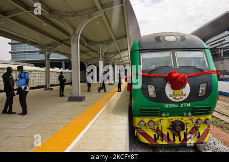 Gli uomini degli ufficiali di polizia nigeriani sorvegliano la stazione ferroviaria di Mobolaji Johnson, di recente commissionata a Ebutemeta, Lagos, Nigeria, il 10 giugno 2021. Il presidente Muhammadu Buhari ha visitato giovedì Lagos per l'inaugurazione del progetto ferroviario standard di 157 km Lagos-Ibadan presso la stazione ferroviaria di Mobolaji Johnson a Ebute Metta. La costruzione, iniziata nel marzo 2017, e la prova è iniziata nel dicembre 2020. La stazione di Ebute Metta, conosciuta come la stazione di Mobolaji Johnson, è la più grande stazione ferroviaria dell'Africa occidentale con una capacità di 6000 passeggeri, Una dichiarazione del pr Foto Stock