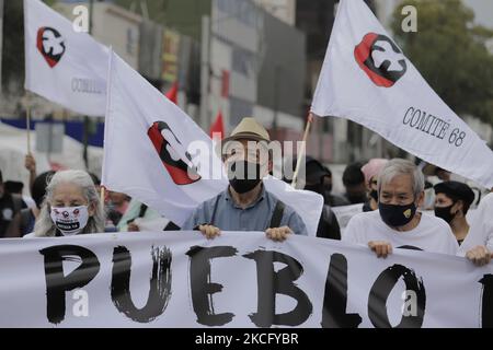 I membri del Comité 68 e varie organizzazioni sociali hanno marciato dalla stazione della metropolitana normale al Zócalo di Città del Messico per commemorare il 50th° anniversario dell'Halconazo e per chiedere giustizia per il giorno in cui la polizia e i militari hanno massacrato più di 100 studenti dell'Università Nazionale Autonoma Del Messico e del Politecnico Nazionale. (Foto di Gerardo Vieyra/NurPhoto) Foto Stock