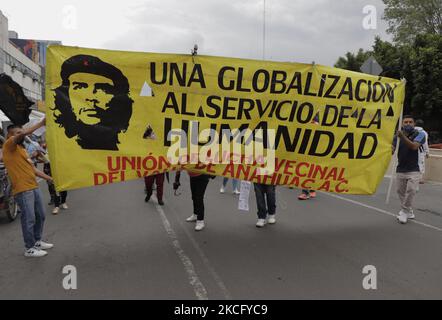 I membri del Comité 68 e varie organizzazioni sociali hanno marciato dalla stazione della metropolitana normale al Zócalo di Città del Messico per commemorare il 50th° anniversario dell'Halconazo e per chiedere giustizia per il giorno in cui la polizia e i militari hanno massacrato più di 100 studenti dell'Università Nazionale Autonoma Del Messico e del Politecnico Nazionale. (Foto di Gerardo Vieyra/NurPhoto) Foto Stock