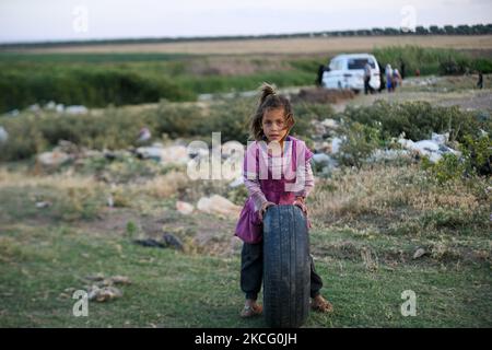 Bambini che giocano con vecchie gomme vicino ad un campo per gli sfollati vicino al villaggio di Nasiriyah al confine con la Turchia il 11 giugno 2021. (Foto di rami Alsayed/NurPhoto) Foto Stock