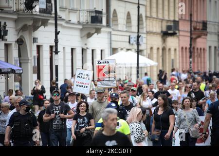 Le persone che detengono bandiere e striscioni vengono viste durante un rally anti-vaccinazione a Varsavia, in Polonia, il 16 giugno 2021. Oltre mille persone hanno marciato dalla Corte Suprema allo Stadio Nazionale, un importante punto di vaccinazione COVID-19 il sabato per protestare contro i passaporti medici che vedono come una forma di segregazione. (Foto di Str/NurPhoto) Foto Stock