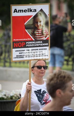 Una donna ha un segno durante un raduno anti-vaccinazione a Varsavia, Polonia, il 16 giugno 2021. Oltre mille persone hanno marciato dalla Corte Suprema allo Stadio Nazionale, un importante punto di vaccinazione COVID-19 il sabato per protestare contro i passaporti medici che vedono come una forma di segregazione. (Foto di Str/NurPhoto) Foto Stock