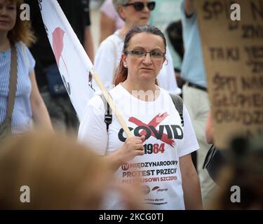 È visto durante un rally anti-vaccinazione a Varsavia, Polonia, il 16 giugno 2021. Oltre mille persone hanno marciato dalla Corte Suprema allo Stadio Nazionale, un importante punto di vaccinazione COVID-19 il sabato per protestare contro i passaporti medici che vedono come una forma di segregazione. (Foto di Str/NurPhoto) Foto Stock