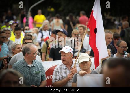 Le persone che detengono bandiere e striscioni vengono viste durante un rally anti-vaccinazione a Varsavia, in Polonia, il 16 giugno 2021. Oltre mille persone hanno marciato dalla Corte Suprema allo Stadio Nazionale, un importante punto di vaccinazione COVID-19 il sabato per protestare contro i passaporti medici che vedono come una forma di segregazione. (Foto di Str/NurPhoto) Foto Stock