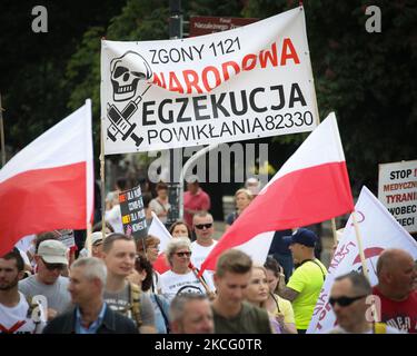 Le persone che detengono bandiere e striscioni vengono viste durante un rally anti-vaccinazione a Varsavia, in Polonia, il 16 giugno 2021. Oltre mille persone hanno marciato dalla Corte Suprema allo Stadio Nazionale, un importante punto di vaccinazione COVID-19 il sabato per protestare contro i passaporti medici che vedono come una forma di segregazione. (Foto di Str/NurPhoto) Foto Stock