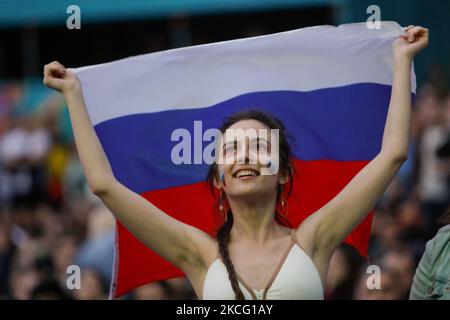 Il sostenitore della Russia guarda un live streaming durante la partita del Campionato UEFA euro 2020 tra Russia e Belgio il 12 giugno 2021 nella Fan zone di piazza Konyushennaya a San Pietroburgo, Russia. (Foto di Mike Kireev/NurPhoto) Foto Stock