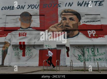 Un murale con il duo inglese Jack Grealish e Declan Rice a Euro 2020 e le parole 'come on You Boys in White' è apparso nel centro di Dublino... ed è stato già vandalizzato a poche ore dalla sua apparizione. Il duo ha abbondato la loro maglia verde per giocare per l'Inghilterra, dopo le promettenti apparizioni internazionali minori per l'Irlanda. Il murale è stato creato in collaborazione con l'artista Shane ha ed è parte della campagna #SaveOurGame di Paddy Power. Domenica 13 giugno 2021 a Dublino, Irlanda. (Foto di Artur Widak/NurPhoto) Foto Stock