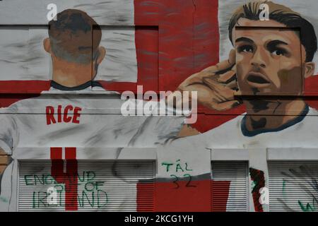 Un murale con il duo inglese Jack Grealish e Declan Rice a Euro 2020 e le parole 'come on You Boys in White' è apparso nel centro di Dublino... ed è stato già vandalizzato a poche ore dalla sua apparizione. Il duo ha abbondato la loro maglia verde per giocare per l'Inghilterra, dopo le promettenti apparizioni internazionali minori per l'Irlanda. Il murale è stato creato in collaborazione con l'artista Shane ha ed è parte della campagna #SaveOurGame di Paddy Power. Domenica 13 giugno 2021 a Dublino, Irlanda. (Foto di Artur Widak/NurPhoto) Foto Stock