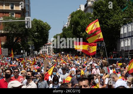 La gente sventola le bandiere spagnole durante una protesta da parte di manifestanti di destra per denunciare i controversi piani del governo spagnolo di offrire il grazie ai separatisti catalani incarcerati dietro la fallita offerta di indipendenza del 2017, che si è svolta a Madrid il 13 giugno 2021. (Foto di Alvaro Laguna/NurPhoto via Getty Images) Foto Stock