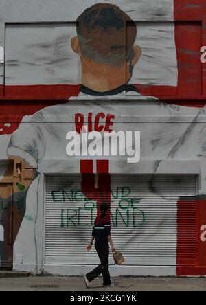 Un murale con il duo inglese Jack Grealish e Declan Rice a Euro 2020 e le parole 'come on You Boys in White' è apparso nel centro di Dublino... ed è stato già vandalizzato a poche ore dalla sua apparizione. Il duo ha abbondato la loro maglia verde per giocare per l'Inghilterra, dopo le promettenti apparizioni internazionali minori per l'Irlanda. Il murale è stato creato in collaborazione con l'artista Shane ha ed è parte della campagna #SaveOurGame di Paddy Power. Domenica 13 giugno 2021 a Dublino, Irlanda. (Foto di Artur Widak/NurPhoto) Foto Stock