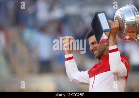 Il vincitore della Serbia Novak Djokovic si pone con il trofeo dopo aver sconfitto Stefanos Tsitsipas (non visto) della Grecia durante la loro finale maschile al torneo francese di tennis Open al Roland Garros di Parigi, in Francia, il 13 giugno 2021. (Foto di Mehdi Taamallah/NurPhoto) Foto Stock