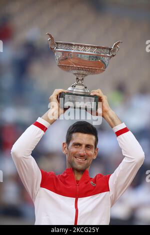 Il vincitore della Serbia Novak Djokovic si pone con il trofeo dopo aver sconfitto Stefanos Tsitsipas (non visto) della Grecia durante la loro finale maschile al torneo francese di tennis Open al Roland Garros di Parigi, in Francia, il 13 giugno 2021. (Foto di Mehdi Taamallah/NurPhoto) Foto Stock