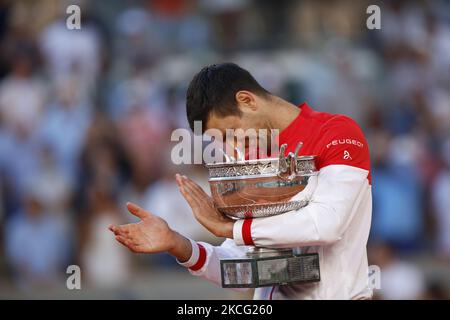 Il vincitore della Serbia Novak Djokovic si pone con il trofeo dopo aver sconfitto Stefanos Tsitsipas (non visto) della Grecia durante la loro finale maschile al torneo francese di tennis Open al Roland Garros di Parigi, in Francia, il 13 giugno 2021. (Foto di Mehdi Taamallah/NurPhoto) Foto Stock