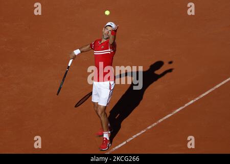 Novak Djokovic in Serbia durante la partita di tennis finale maschile contro Stefanos Tsitsipas in Grecia il giorno 15 del torneo di tennis francese Roland Garros 2021 Open a Parigi, in Francia, il 13 giugno 2021. (Foto di Mehdi Taamallah/NurPhoto) Foto Stock