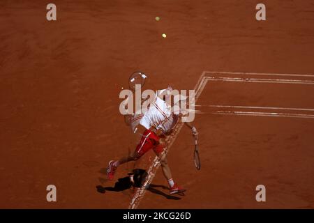 Novak Djokovic in Serbia durante la partita di tennis finale maschile contro Stefanos Tsitsipas in Grecia il giorno 15 del torneo di tennis francese Roland Garros 2021 Open a Parigi, in Francia, il 13 giugno 2021. (Foto di Mehdi Taamallah/NurPhoto) Foto Stock