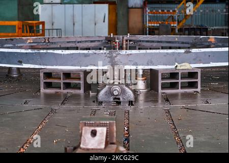 Utensile per tornitura verticale utilizzato in officina dello stabilimento Foto Stock