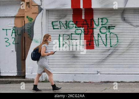 Un murale con il duo inglese Jack Grealish e Declan Rice a Euro 2020 e le parole 'come on You Boys in White' è apparso nel centro di Dublino... ed è stato già vandalizzato a poche ore dalla sua apparizione. Il duo ha abbondato la loro maglia verde per giocare per l'Inghilterra, dopo le promettenti apparizioni internazionali minori per l'Irlanda. Il murale è stato creato in collaborazione con l'artista Shane ha ed è parte della campagna #SaveOurGame di Paddy Power. Domenica 13 giugno 2021 a Dublino, Irlanda. (Foto di Artur Widak/NurPhoto) Foto Stock