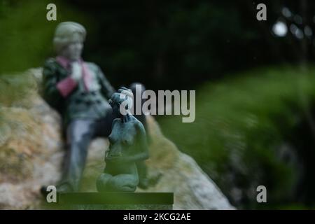 Scultura Oscar Wilde situata all'angolo di Merrion Square Park proprio di fronte alla sua casa di famiglia a Merrion Square a Dublino. Domenica 13 giugno 2021 a Dublino, Irlanda. (Foto di Artur Widak/NurPhoto) Foto Stock