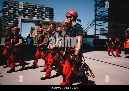 I membri dei vigili del fuoco di Colonia sono visti di fronte a Kranhaus durante la recita di emergenza da oltre 300m alto Kranhaus a Colonia, in Germania, il 14 giugno 2021. (Foto di Ying Tang/NurPhoto) Foto Stock