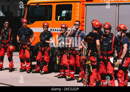 I membri dei vigili del fuoco di Colonia sono visti durante la recita di emergenza da oltre 300m alto Kranhaus a Colonia, in Germania, il 14 giugno 2021. (Foto di Ying Tang/NurPhoto) Foto Stock