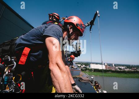 I membri dei vigili del fuoco di Colonia sono visti sulla cima del Kranhaus durante la recita di emergenza da oltre 300m alto Kranhaus a Colonia, Germania il 14 giugno 2021. (Foto di Ying Tang/NurPhoto) Foto Stock