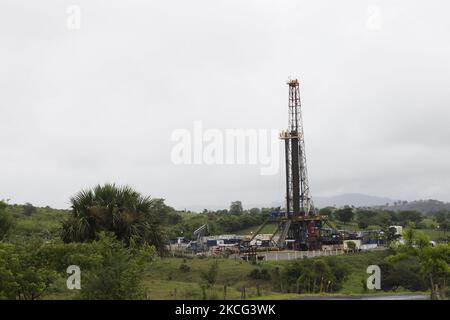 Nelle alture settentrionali di Puebla, comune di Pantepec, a meno di un chilometro dalla città di El Tablon, Petróleos Mexicanos (Pemex) esegue trivellazioni esplorative per l'estrazione del petrolio. Il 13 giugno 2021 a Puebla, Messico.(Foto di Cristian Leyva/NurPhoto) Foto Stock