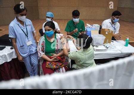 Un operatore sanitario somministra una dose di Sputnik V, un vaccino contro il coronavirus (COVID-19) prodotto dalla Russia, inoculando i dipendenti dei laboratori del dottor Reddy all’Indraprasha Apollo Hospital di Nuova Delhi, India, il 15 giugno 2021. Il Centro ha fissato il prezzo del vaccino a 1.145 euro per dose. (Foto di Mayank Makhija/NurPhoto) Foto Stock