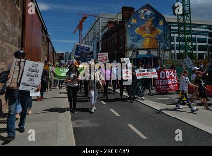 Migliaia di manifestanti della Co. Donegal, le cui case sono state costruite con blocchi contenenti la sostanza mica, e i loro sostenitori visto durante una protesta nel centro di Dublino. Martedì 15 giugno 2021 a Dublino, Irlanda. (Foto di Artur Widak/NurPhoto) Foto Stock