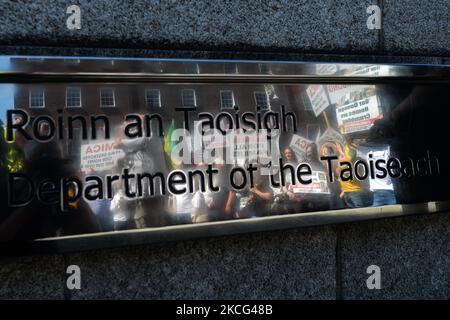 Migliaia di manifestanti della Co. Donegal, le cui case sono state costruite con blocchi contenenti la sostanza mica, e i loro sostenitori visto durante una protesta nel centro di Dublino. Martedì 15 giugno 2021 a Dublino, Irlanda. (Foto di Artur Widak/NurPhoto) Foto Stock