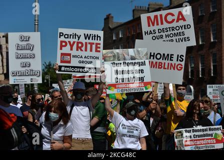 Migliaia di manifestanti della Co. Donegal, le cui case sono state costruite con blocchi contenenti la sostanza mica, e i loro sostenitori visto durante una protesta nel centro di Dublino. Martedì 15 giugno 2021 a Dublino, Irlanda. (Foto di Artur Widak/NurPhoto) Foto Stock
