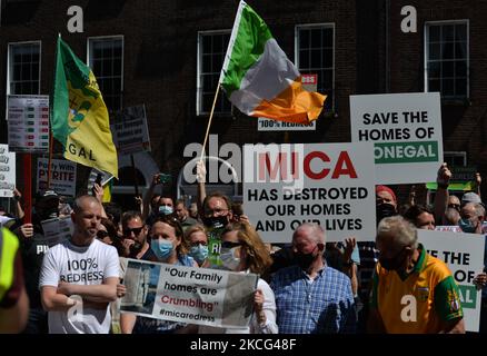 Migliaia di manifestanti della Co. Donegal, le cui case sono state costruite con blocchi contenenti la sostanza mica, e i loro sostenitori visto durante una protesta nel centro di Dublino. Martedì 15 giugno 2021 a Dublino, Irlanda. (Foto di Artur Widak/NurPhoto) Foto Stock