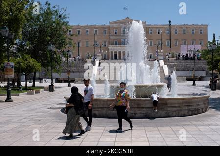 I turisti camminano indossando una maschera protetta in piazza Syntagma nel centro di Atene, in Grecia, il 16 giugno 2021. (Foto di Nikolas Kokovlis/NurPhoto) Foto Stock