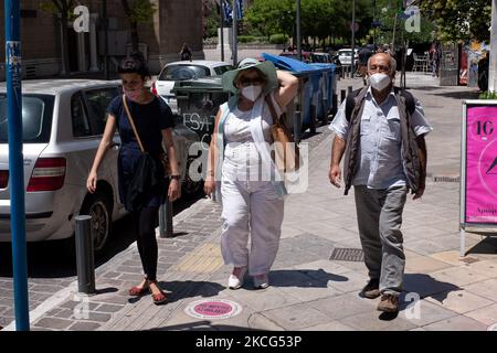 I turisti camminano indossando una maschera protetta vicino a piazza Syntagma ad Atene, in Grecia, il 16 giugno 2021. (Foto di Nikolas Kokovlis/NurPhoto) Foto Stock