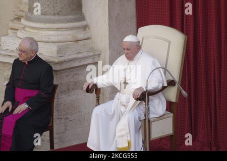 Papa Francesco partecipa alla sua udienza generale settimanale nel cortile di San Damaso in Vaticano, mercoledì 16 giugno 2021. (Foto di massimo Valicchia/NurPhoto) Foto Stock