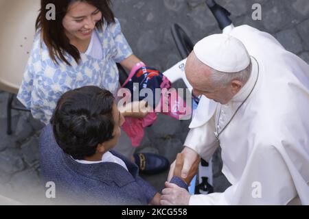 Il ciclista colombiano Egan Bernal (in basso C) e la sua fidanzata Maria Fernanda Gutierrez (L) presentano Papa Francesco con una maglia e una bicicletta della squadra di Ineos Grenadier, durante l'udienza generale settimanale del Papa nel cortile di San Damaso il 16 giugno 2021 in Vaticano. (Foto di massimo Valicchia/NurPhoto) Foto Stock