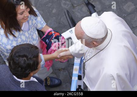 Il ciclista colombiano Egan Bernal (in basso C) e la sua fidanzata Maria Fernanda Gutierrez (L) presentano Papa Francesco con una maglia e una bicicletta della squadra di Ineos Grenadier, durante l'udienza generale settimanale del Papa nel cortile di San Damaso il 16 giugno 2021 in Vaticano. (Foto di massimo Valicchia/NurPhoto) Foto Stock