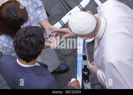 Il ciclista colombiano Egan Bernal (in basso C) e la sua fidanzata Maria Fernanda Gutierrez (L) presentano Papa Francesco con una maglia e una bicicletta della squadra di Ineos Grenadier, durante l'udienza generale settimanale del Papa nel cortile di San Damaso il 16 giugno 2021 in Vaticano. (Foto di massimo Valicchia/NurPhoto) Foto Stock