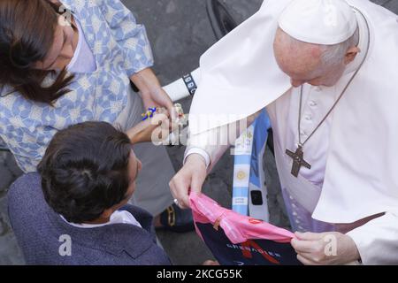 Il ciclista colombiano Egan Bernal (in basso C) e la sua fidanzata Maria Fernanda Gutierrez (L) presentano Papa Francesco con una maglia e una bicicletta della squadra di Ineos Grenadier, durante l'udienza generale settimanale del Papa nel cortile di San Damaso il 16 giugno 2021 in Vaticano. (Foto di massimo Valicchia/NurPhoto) Foto Stock