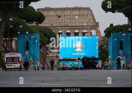 Una veduta del Colosseo e del Festival UEFA a Roma, prima del Campionato UEFA 2020 di Gruppo Una partita tra Italia e Svizzera il 16 giugno 2021. (Foto di Lorenzo di Cola/NurPhoto) Foto Stock