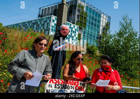 Un gruppo di cileni sta leggendo una dichiarazione contro il presidente cileno Pinera, di fronte all'edificio della Corte penale internazionale, durante una manifestazione a sostegno dell'ex giudice spagnolo Baltasar Garzon contro il presidente cileno Pinera, all'Aia, nei Paesi Bassi, il 18th 2021 giugno. (Foto di Romy Arroyo Fernandez/NurPhoto) Foto Stock