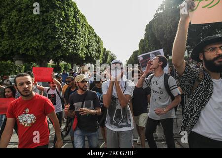 I manifestanti sollevano cartelli mentre gridano slogan anti-poliziotti durante una manifestazione tenutasi su Avenue Habib Bourguiba a Tunisi, in Tunisia, il 18 giugno 2021, per protestare contro la repressione e l'impunità della polizia. (Foto di Chardy ben Ibrahim/NurPhoto) Foto Stock