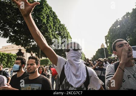 I manifestanti alzano le armi mentre gridano slogan anti-poliziotti durante una manifestazione tenutasi su Avenue Habib Bourguiba a Tunisi, in Tunisia, il 18 giugno 2021, per protestare contro la repressione e l'impunità della polizia. (Foto di Chardy ben Ibrahim/NurPhoto) Foto Stock