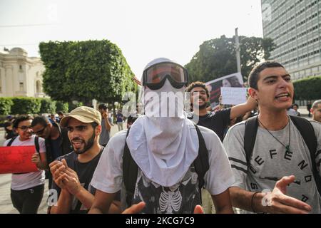 I manifestanti sollevano cartelli mentre gridano slogan anti-poliziotti durante una manifestazione tenutasi su Avenue Habib Bourguiba a Tunisi, in Tunisia, il 18 giugno 2021, per protestare contro la repressione e l'impunità della polizia. (Foto di Chardy ben Ibrahim/NurPhoto) Foto Stock