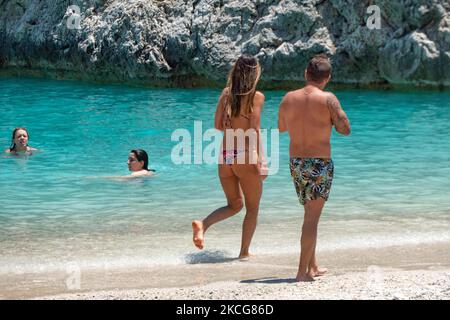 Appartata spiaggia di Limania, l'incredibile tesoro segreto nascosto, un piccolo luogo naturale protetto tra le ripide scogliere con acque turchesi esotiche e tropicali del Mar Mediterraneo si trova nella regione di Chania, nell'isola di Creta. Il nome della spiaggia significa porti di Satana, una remota spiaggia sabbiosa in una baia circondata da formazioni rocciose, tra le spiagge più belle del mondo. Le persone si godono di scattare foto di questo luogo magico mentre hanno capre a caso visitare la spiaggia. I turisti possono nuotare nelle acque del Mar Egeo, prendere il sole e rilassarsi. La Grecia lo è Foto Stock