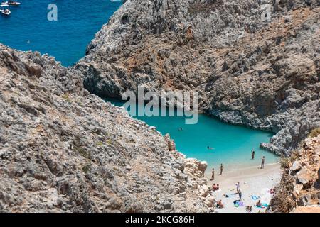 Appartata spiaggia di Limania, l'incredibile tesoro segreto nascosto, un piccolo luogo naturale protetto tra le ripide scogliere con acque turchesi esotiche e tropicali del Mar Mediterraneo si trova nella regione di Chania, nell'isola di Creta. Il nome della spiaggia significa porti di Satana, una remota spiaggia sabbiosa in una baia circondata da formazioni rocciose, tra le spiagge più belle del mondo. Le persone si godono di scattare foto di questo luogo magico mentre hanno capre a caso visitare la spiaggia. I turisti possono nuotare nelle acque del Mar Egeo, prendere il sole e rilassarsi. La Grecia lo è Foto Stock