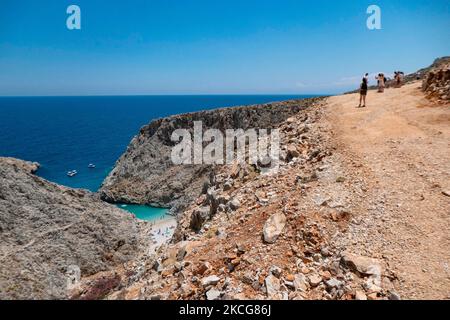 Appartata spiaggia di Limania, l'incredibile tesoro segreto nascosto, un piccolo luogo naturale protetto tra le ripide scogliere con acque turchesi esotiche e tropicali del Mar Mediterraneo si trova nella regione di Chania, nell'isola di Creta. Il nome della spiaggia significa porti di Satana, una remota spiaggia sabbiosa in una baia circondata da formazioni rocciose, tra le spiagge più belle del mondo. Le persone si godono di scattare foto di questo luogo magico mentre hanno capre a caso visitare la spiaggia. I turisti possono nuotare nelle acque del Mar Egeo, prendere il sole e rilassarsi. La Grecia lo è Foto Stock